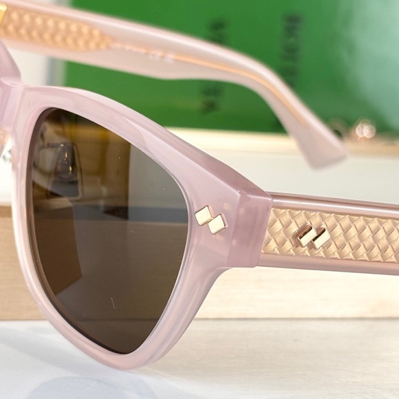 Bottega Veneta Women’s Stylish Sunglasses - Picture 3 of 9